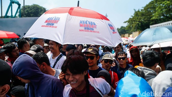 Pintu Keluar Monas Pasca Mayday Padat, Massa Pilih Ngadem Dulu