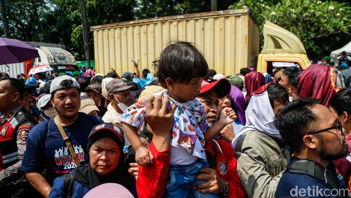 Pintu Keluar Monas Pasca Mayday Padat, Massa Pilih Ngadem Dulu