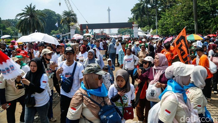 Pintu Keluar Monas Pasca Mayday Padat, Massa Pilih Ngadem Dulu