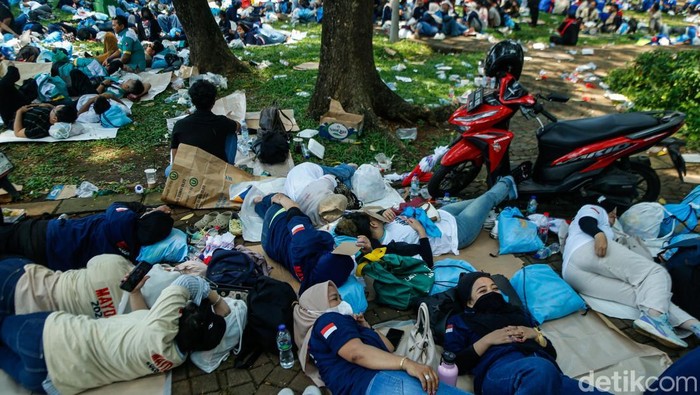 Pintu Keluar Monas Pasca Mayday Padat, Massa Pilih Ngadem Dulu