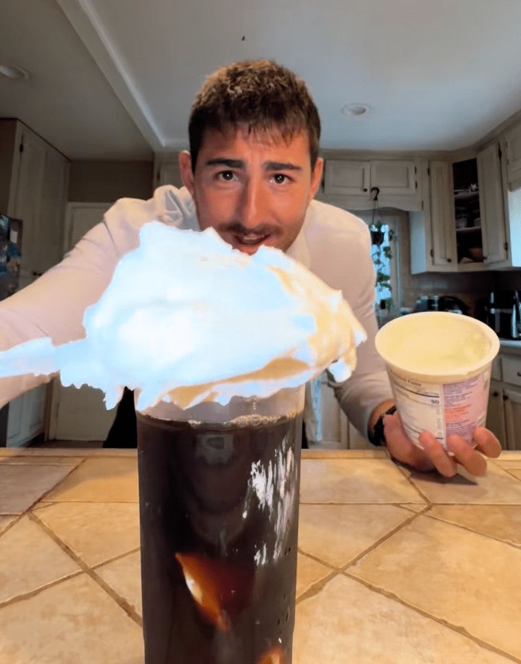 Viral Kopi Campur Yogurt, Enak atau Justru Bikin Mual?