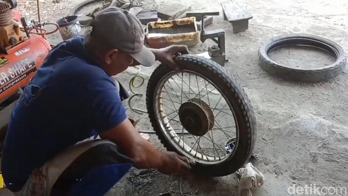 Wae, seorang penyandang tunawicara dan tunarungu yang memiliki keahlian memperbaiki motor.