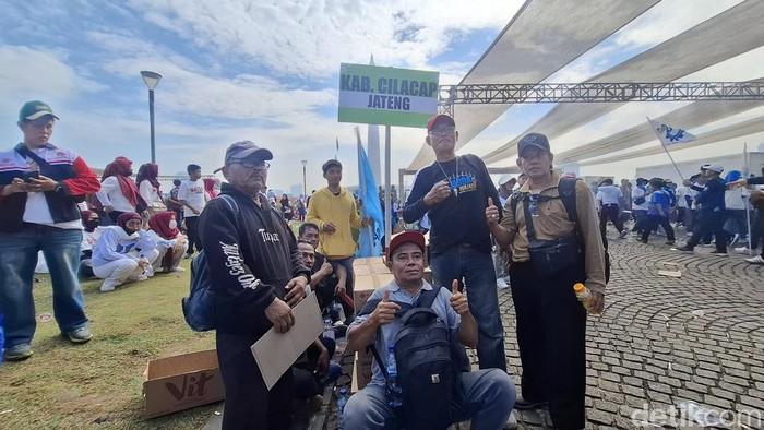 Warga Asal Jateng ikut May Day di Monas Jakarta (Brigitta/detikcom)