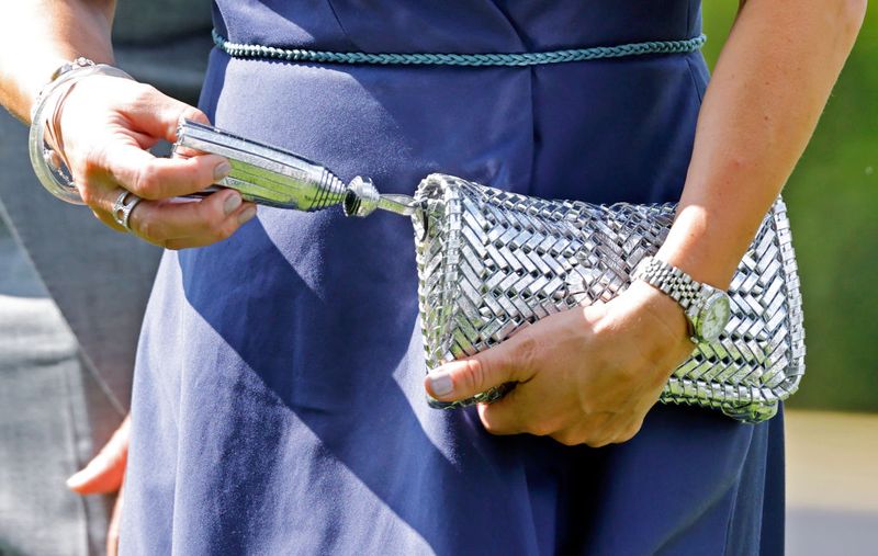 Zara Tindall, cucu perempuan tertua Ratu Elizabeth II memakai clutch dari brand Anya Hindmarch di Royal Ascot 2023.