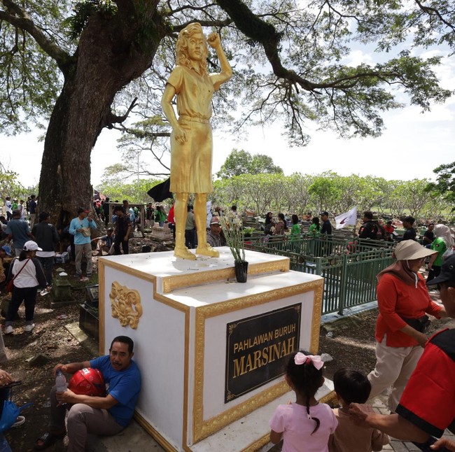 Peringati May Day, Buruh Ziarah ke Makam Marsinah