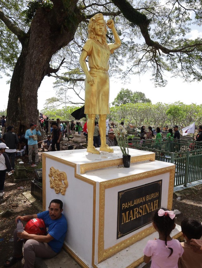 Peringati May Day, Buruh Ziarah ke Makam Marsinah