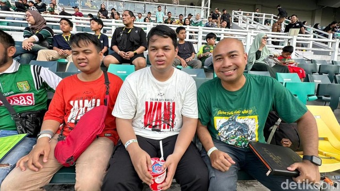 Ade (baju putih) saat menyaksikan langsung pertandingan Persebaya Surabaya vs PSBS Biak di GBT
