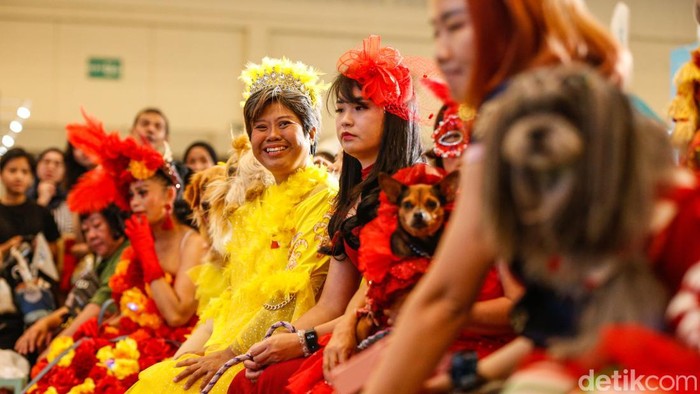 Peserta bersama hewan peliharaannya bersiap mengikuti fashion show di ICE BSD, Tangerang, Jumat (1/5/2026).
