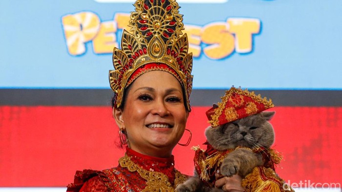 Peserta bersama hewan peliharaannya bersiap mengikuti fashion show di ICE BSD, Tangerang, Jumat (1/5/2026).