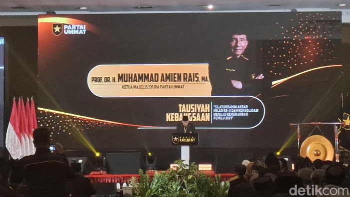 Ketua Majelis Syura Partai Ummat, Amien Rais, dalam pembukaan Musyawarah Nasional (Munas) Partai Ummat 2026 di Kecamatan Mlati