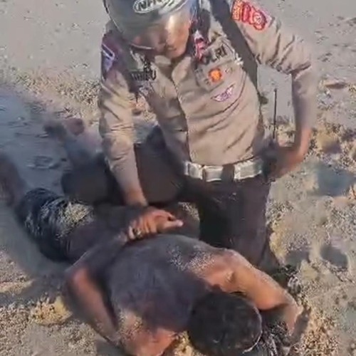 Anggota Unit Lantas Polsek Kota Lama, Polresta Kupang Kota, Aipda Melkianus Terru, saat menangkap pencuri helm yang kabur saat diperiksa. (Tangkapan layar video viral)