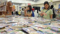 Pameran ini menghadirkan beragam buku anak, mulai dari cerita bergambar hingga buku pembelajaran yang menarik perhatian.