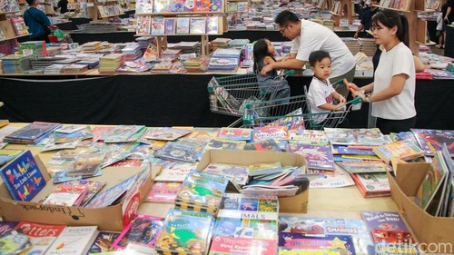 Sejumlah pengunjung memadati area pameran buku Big Bad Wolf (BBW) 2026 di ICE BSD City, Tangerang, Banten, Sabtu (2/5/2026).