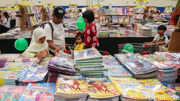 Sejumlah pengunjung memadati area pameran buku Big Bad Wolf (BBW) 2026 di ICE BSD City, Tangerang, Banten, Sabtu (2/5/2026).