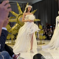 Anya terlihat anggun mengenakan gaun putih tanpa tali (strapless) dengan siluet korset yang membentuk tubuh. (Foto: Daniel Ngantung/detikcom)