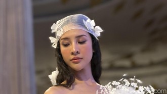 Foto: Anya Geraldine Anggun Bak Pengantin di Peluncuran Bridal Maison Met