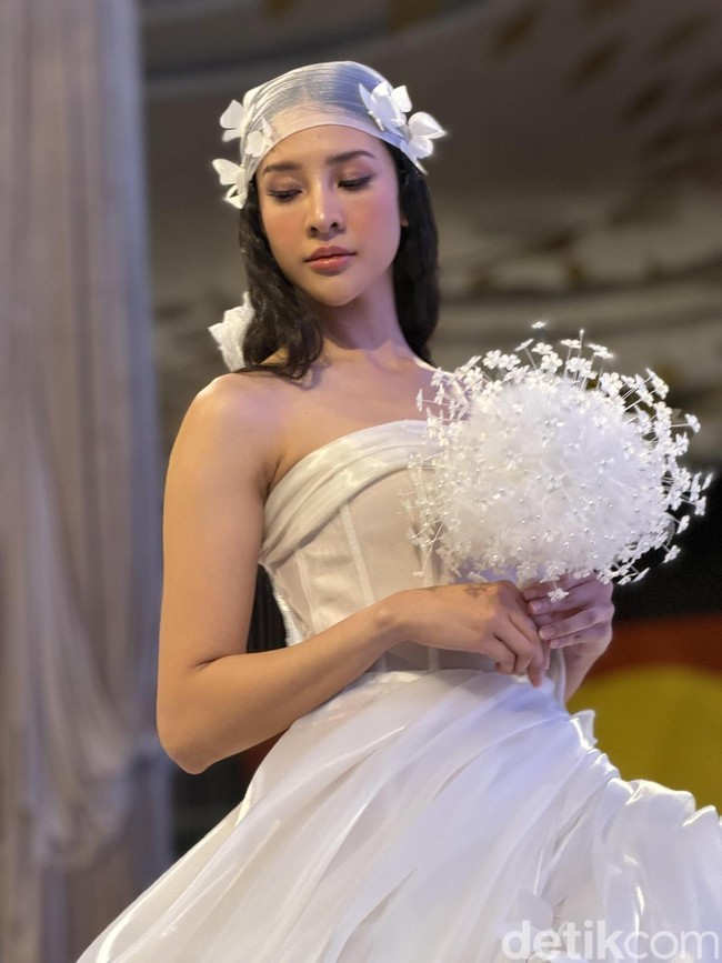 Foto: Anya Geraldine Anggun Bak Pengantin di Peluncuran Bridal Maison Met