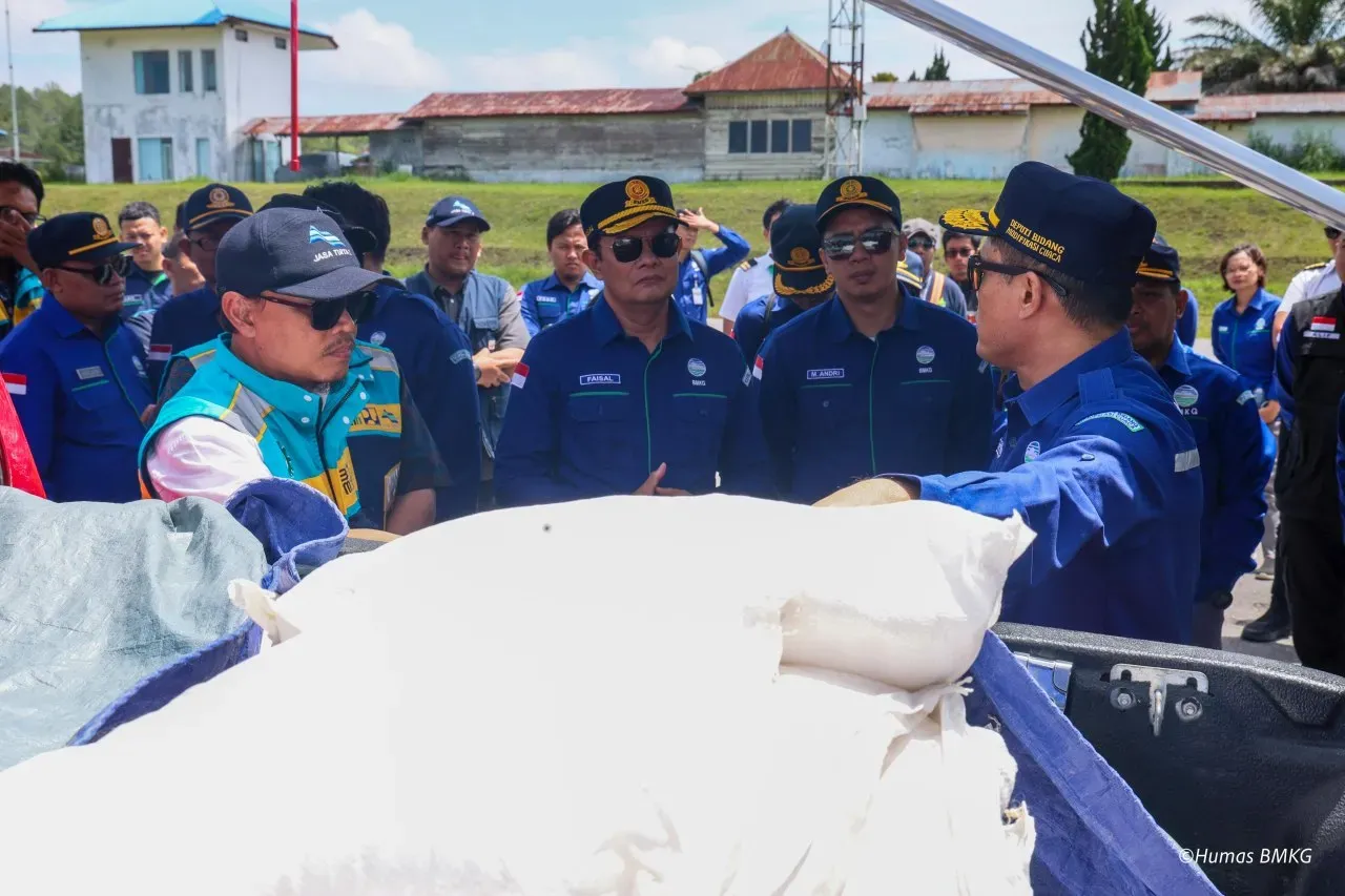 Badan Meteorologi, Klimatologi, dan Geofisika (BMKG) terus mengoptimalkan pelaksanaan Operasi Modifikasi Cuaca (OMC) di Daerah Tangkapan Air (DTA) Danau Toba, Kamis (30/04/2026).  (Dok. BMKG)