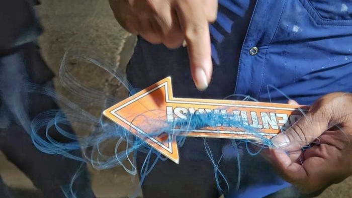 Barang bukti benang layangan yang menjerat leher pengendara motor di Karawang