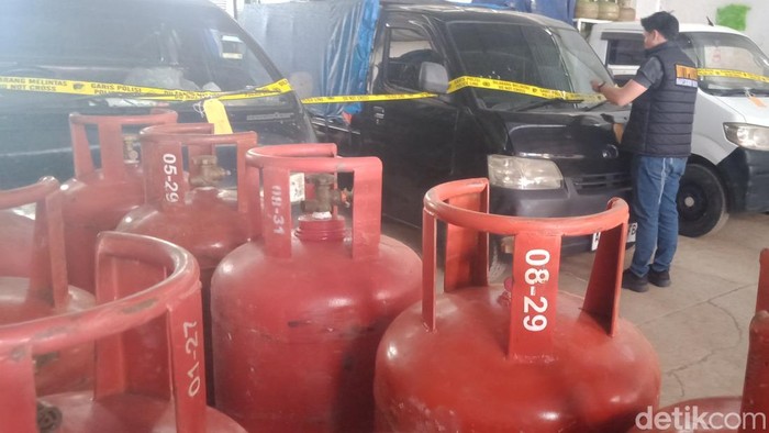 Barang bukti yang diamankan di gudang pengoplos LPG di Jalan Pakis-Daleman, Kecamatan Wonosari, Klaten, Sabtu (2/5/2026).