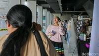Tak hanya anak-anak, pengunjung dewasa juga tampak antusias mengikuti kegiatan. Sejumlah program dirancang agar semua usia dapat belajar sambil bermain dalam suasana yang santai.