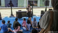 Salah satu area yang ramai dikunjungi adalah tenant “Ayo Dongeng”. Anak-anak terlihat antusias mengikuti sesi mendongeng yang dikemas menarik dan interaktif.