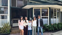 Toko Oen merupakan salah satu toko terkenal di Malang yang dibuka sejak tahun 1930-an. Restoran ini terkenal dengan es krimnya dan bangunan khas Belanda. Lihat nih mereka mengabadikan momen kunjungan dengan berfoto di depan toko. (Instagram/ bimbimslank)
