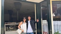 Bimbim dan keluarga juga menikmati kuliner. Salah satu tempat yang mereka kunjungi adalah Toko Oen Malang. (Instagram/ bimbimslank)