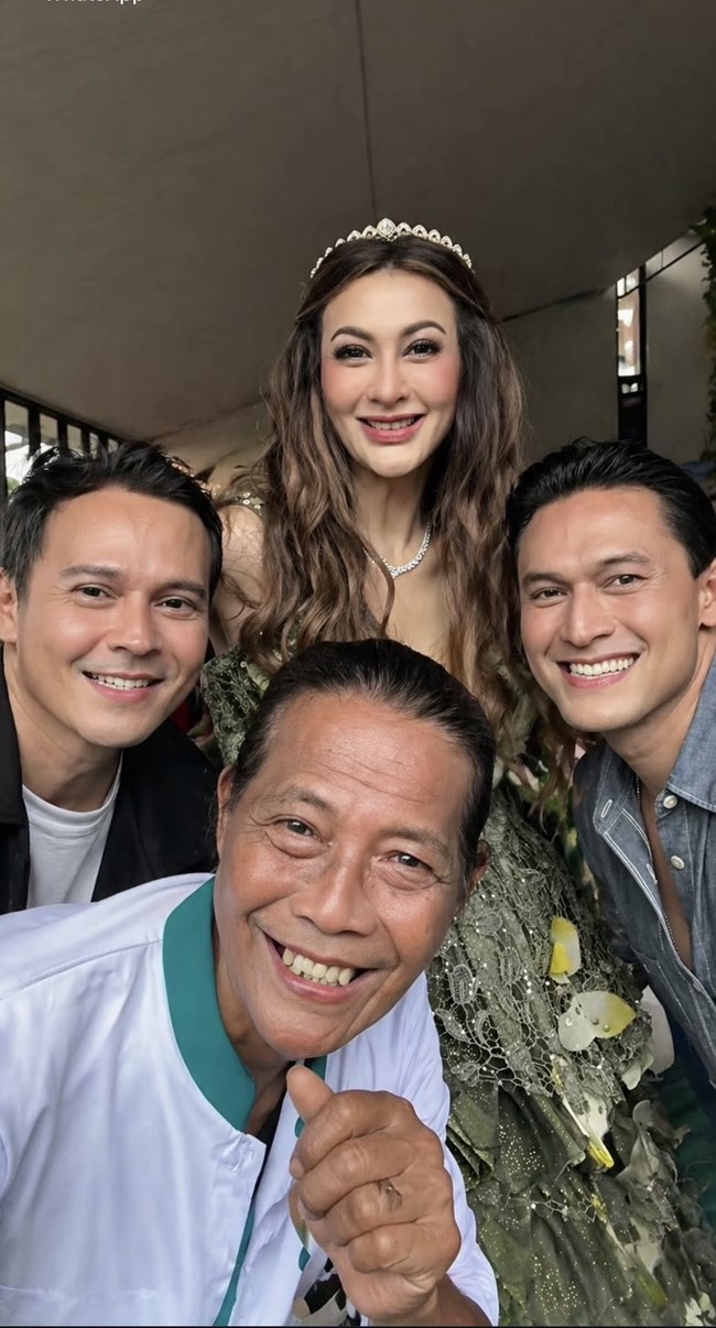 Diana Pungky kembali berkumpul bersama rekan-rekannya saat membintangi sinetron lawas Jinny Oh Jinny. Pertemuan Diana dengan Indra Bruggman, Ivan Ray, dan Yusuf Surya langsung curi atensi dan membuat banyak penggemar ikut bernostalgia. Foto: Instagram/@indrabruggman