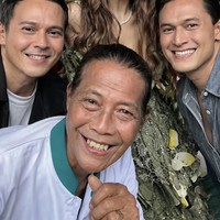 Diana Pungky kembali berkumpul bersama rekan-rekannya saat membintangi sinetron lawas Jinny Oh Jinny. Pertemuan Diana dengan Indra Bruggman, Ivan Ray, dan Yusuf Surya langsung curi atensi dan membuat banyak penggemar ikut bernostalgia. Foto: Instagram/@indrabruggman