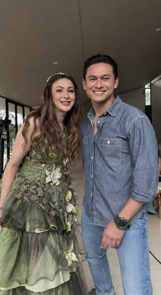 Di unggahan terbaru Instagram Indra Bruggman, Diana tampil cantik bak princess dengan mengenakan gaun berwarna hijau olive dihiasi detail bordir bentuk daun dan bunga. Siluet gaun dibuat fitted di bagian bodice, lalu melebar ke bawah dengan layer-layer tulle yang ringan, memberi kesan dreamy dan sedikit dramatis. Foto: Instagram/@indrabruggman