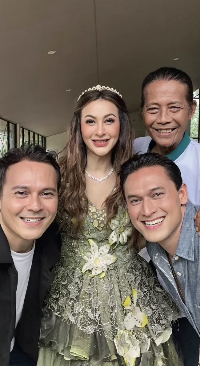 Penampilan Diana terlihat makin bak princess dengan mahkota di rambutnya serta kalung simpel yang melingkar di lehernya. Rambut panjangnya tampak dibiarkan terurai dengan model wavy. Foto: Instagram/@indrabruggman