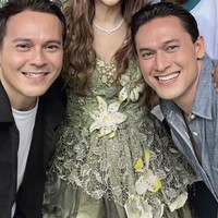 Penampilan Diana terlihat makin bak princess dengan mahkota di rambutnya serta kalung simpel yang melingkar di lehernya. Rambut panjangnya tampak dibiarkan terurai dengan model wavy. Foto: Instagram/@indrabruggman