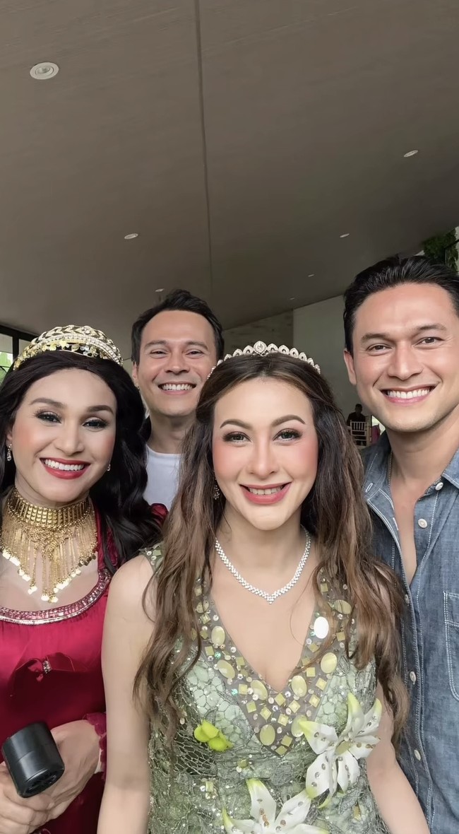 Di usianya yang sudah menginjak 52 tahun, kecantikan Diana tampak begitu awet. Banyak yang bahkan memuji Diana justru semakin bertambah usia semakin cantik. Foto: Instagram/@indrabruggman