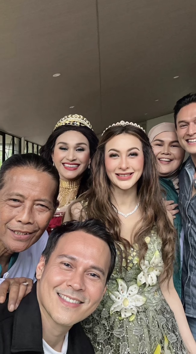 Penampilan Diana makin memukau dengan riasan natural flawless. Blush on pink dipadukan dengan lipstik pink nude membuat tampilannya terlihat semakin segar. Foto: Instagram/@indrabruggman
