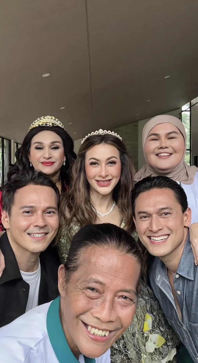 Sayangnya Diana Pungky sendiri diketahui tidak memiliki media sosial. Meski demikian pujian netizen untuk dirinya tampak membanjiri komentar unggahan Indra. “Yaampun berbieee,” tulis salah satu komentar. “Canteeekk bgt idola guehh.. gk menua bagaikan vampir,” tambah netizen lain. Foto: Instagram/@indrabruggman