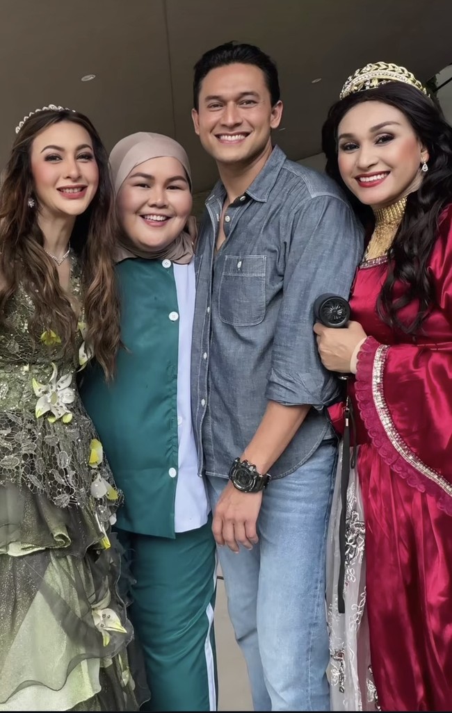 Banyak netizen yang berhasil dibuat ikut salfok melihat kecantikan Diana. Sebelumnya Diana dan para bintang Jinny Oh Jinny itu diketahui sudah sempat bertemu. Banyak netizen yang ikut tak sabar menantikan project para bintang Jinny Oh Jinny. Foto: Instagram/@indrabruggman