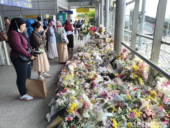 Bunga di Stasiun Bekasi Timur, Kenang 16 Korban Insiden Kecelakaan Kereta
