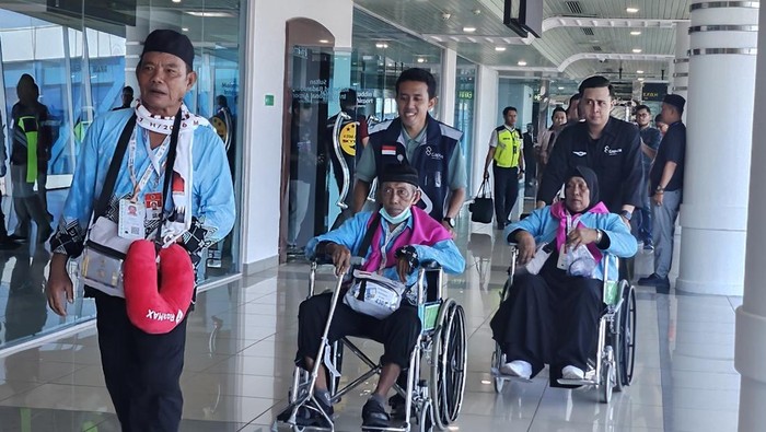 Calon haji dari Babel mulai berangkat ke tanah suci dari SMB II Palembang