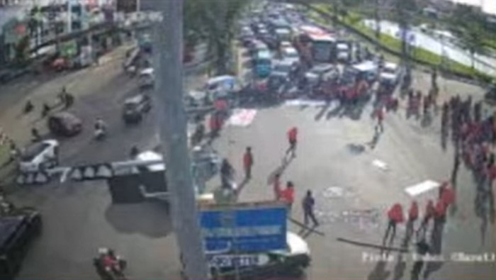 Demo Hardiknas 2026 di depan Pintu 1 Unhas, Makassar.