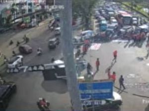 Ada Demo Hardiknas Depan Pintu 1 Unhas, Lalin ke Daya Macet 3 Km