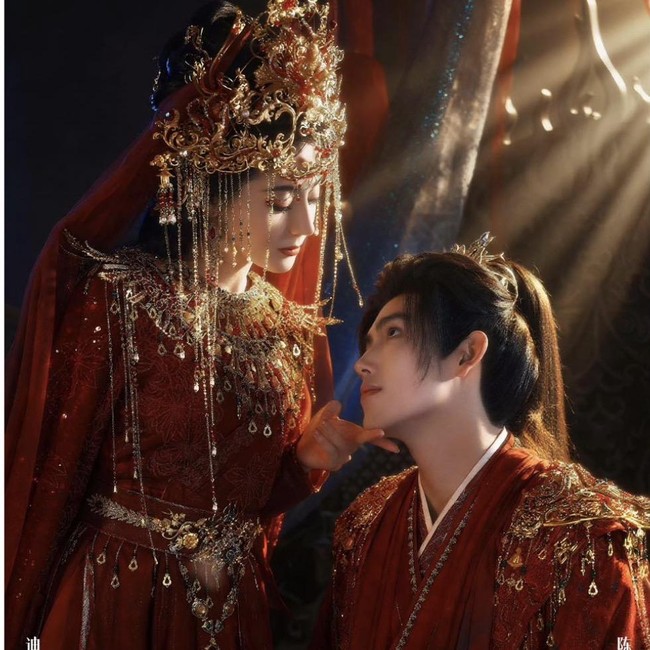 7 Foto Pernikahan Dilraba & Chen Feiyu di Love Beyond the Grave, Romantis