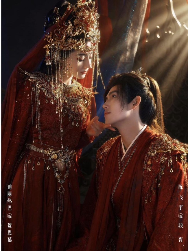 7 Foto Pernikahan Dilraba & Chen Feiyu di Love Beyond the Grave, Romantis