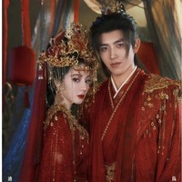 Penampilan Dilraba Dilmurat dan Chen Feiyu dalam balutan busana pernikahan di drama China terbaru Love Beyond the Grave mencuri perhatian. Serial kostum fantasi romantis ini mengisahkan He Si Mu (Dilraba Dilmurat) hantu berusia 400 tahun yang menjalin hubungan dengan jendral muda Duan Xu (Chen Feiyu). Foto: Dok. WeTV, Tencent Video