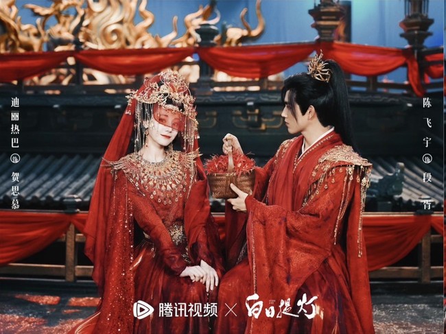 Chemistry Dilraba Dilmurat dan Chen Feiyu ini pun mendapat pujian banyak penonton. Pada episode terakhir, He Si Mu dan Duan Xu tampil memesona dalam balutan pakaian pernikahan tradisional Tiongkok berwarna merah. Foto: Dok. WeTV, Tencent Video
