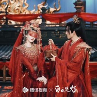 Chemistry Dilraba Dilmurat dan Chen Feiyu ini pun mendapat pujian banyak penonton. Pada episode terakhir, He Si Mu dan Duan Xu tampil memesona dalam balutan pakaian pernikahan tradisional Tiongkok berwarna merah. Foto: Dok. WeTV, Tencent Video