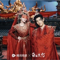Menandai momen penutup, tim produksi merilis foto pernikahan karakter He Si Mu dan Duan Xu yang diperankan oleh Dilraba Dilmuran dan Chen Feiyu. Meskipun hidup di dua dunia berbeda, kisah cinta mereka bersatu melalui janji abadi. Foto: Dok. WeTV, Tencent Video