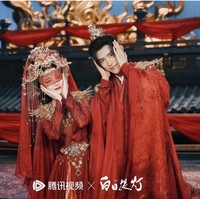 Dilraba Dilmurat sebagai ratu arwah tampil anggun, sementara Chen Feiyu sebagai jendral muda terlihat berkharisma. Foto: Dok. WeTV, Tencent Video