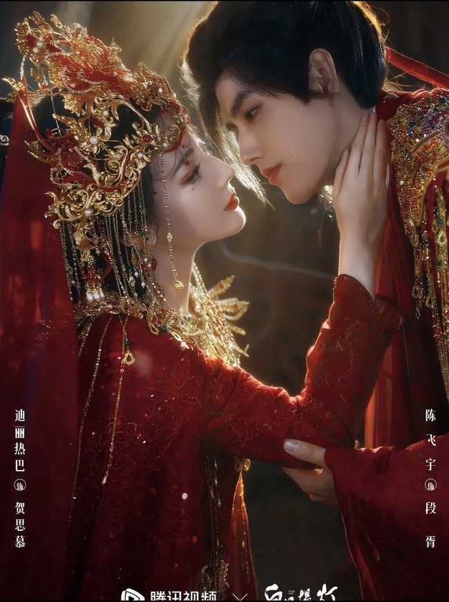 Keduanya tampil serasi sebagai pasangan menikah yang memancarkan aura romantis dan penuh kebahagiaan. Foto: Dok. WeTV, Tencent Video