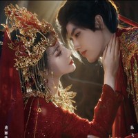 Keduanya tampil serasi sebagai pasangan menikah yang memancarkan aura romantis dan penuh kebahagiaan. Foto: Dok. WeTV, Tencent Video